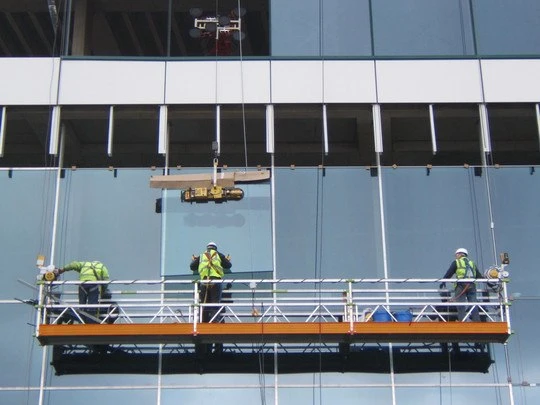 Piattaforma di lavoro sospesa con fune metallica. Piattaforma in gondola